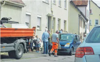  ?? FOTO: REGINA BRAUNGART ?? Noch vor der großen Eskalation: Die serbische Familie soll da einziehen, wo bereits eine Familie wohnt. Die Habseligke­iten hat der Bauhof auf einen Lastwagen gepackt.