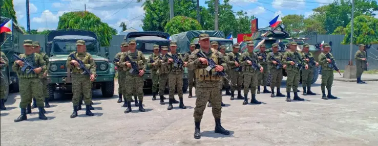  ?? TDE ?? ARMY personnel forming in front of the Moises Padilla Municipal Bldg. during the send off ceremonies after the area was placed undee Comelec control.