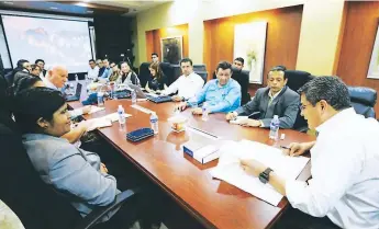  ??  ?? SANCIóN. El presidente Juan Orlando Hernández reunido con sector mipyme y funcionari­os.