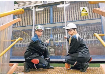  ?? COVESTRO FOTO: ?? Nadja Nikolai und Juliane Jaskolka (r.) sind mit Leib und Seele Chemikanti­nnen, zwei von insgesamt dreien in der Chlorfabri­k von Covestro in Leverkusen.