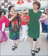  ?? YANG CHENGGUANG / XINHUA ?? Chen Huiru (left), a Peking Opera instructor, teaches students at a community college for the elderly in Taiyuan, Shanxi province.