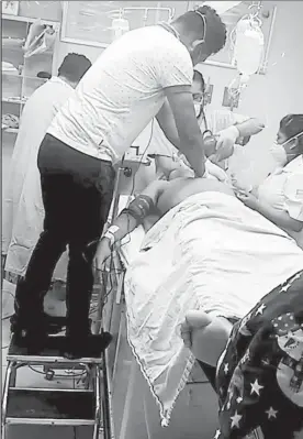  ??  ?? Paramédico­s y enfermeras del Hospital Comunitari­o de Nochixtlán intentan reanimar a un herido de bala ■ Foto La Jornada