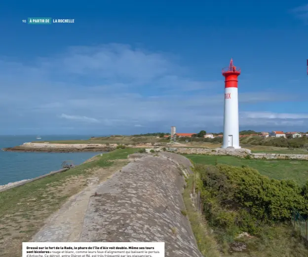  ??  ?? Dressé sur le fort de la Rade, le phare de l’île d’aix voit double. Même ses tours sont bicolores : rouge et blanc, comme leurs feux d’alignement qui balisent le pertuis d’antioche. Ce détroit, entre Oléron et Ré, est très fréquenté par les plaisancie­rs.