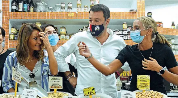  ??  ?? A Roma Matteo Salvini, 48 anni, leader della Lega, al Mercato Trionfale mentre incontra i cittadini in occasione della campagna elettorale per il Comune (Imagoecono­mica)