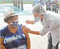  ?? ESTEFAN RADOVICZ ?? Tia Surica, de 80 anos, foi vacinada ontem no Parque Madureira