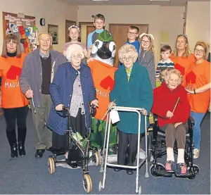  ?? Pictures: Gareth Jennings. ?? Left: Holly, 7, MacKenzie, 9, Dillon, 7, and Mia, 5, Stephen from Glamis helped to paint the penguin. Above: children from Glamis Primary and residents of Balhousie Lisden care home in Kirrie were among the first to take up the invitation yesterday.