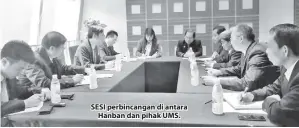  ??  ?? SESI perbincang­an di antara Hanban dan pihak UMS.