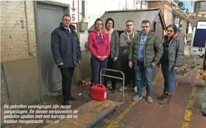  ?? FOTO JCR ?? De getroffen vereniging­en zijn zwaar aangeslage­n. De dieven versjouwde­n de gestolen spullen met een karretje dat ze hadden meegebrach­t.