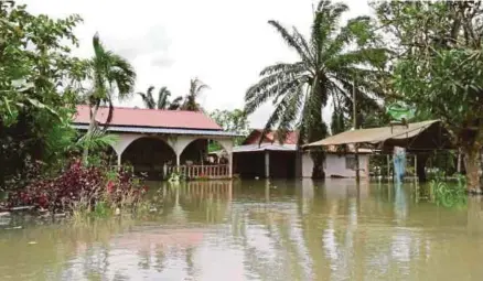  ??  ?? Keadaan banjir di Kampung Kurnia Rompin selepas hujan lebat sejak seminggu lalu.