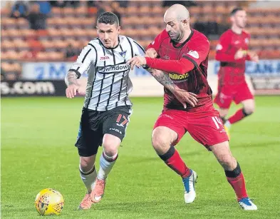  ?? Picture: SNS Group. ?? Fraser Aird holds off the challenge of Morton’s Gary Harkins.