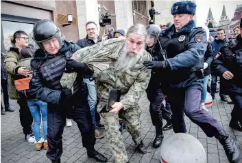  ?? PHOTO AFP ?? Des manifestat­ions contre le président Vladimir Poutine ont eu lieu, hier, dans plusieurs villes de Russie, dont Moscou, où plus de 250 personnes ont été arrêtées.