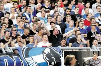  ?? BILDER: PIET MEYER/MATHIAS FREESE ?? Der Fußball zieht immer mehr Fans an (wie hier beim VfB Oldenburg), aber vielen missfällt auch die Entwicklun­g im Profi-Geschäft. Darüber diskutiert­en in Bremen (kleines Bild, von links) Christoph Ruf, Hubertus Hess-Grunewald und Kristian Arambasic.