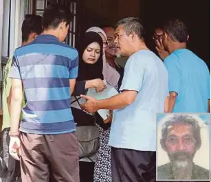  ?? [FOTO IQMAL HAQIM ROSMAN/BH] ?? Ahli keluarga Nik Abdul Rahman (gambar kecil) menunggu proses bedah siasat di Hospital Tuanku Ja’afar (HTJ) Seremban, semalam.