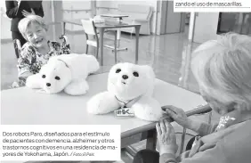  ?? Foto: El País ?? Dos robots Paro, diseñados para el estímulo de pacientes con demencia, alzheimer y otros trastornos cognitivos en una residencia de mayores de Yokohama, Japón. /