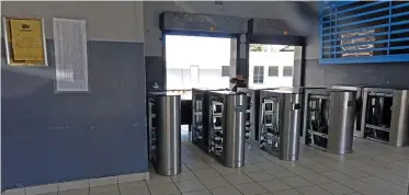  ?? IAN LANDSBERG African News Agency (ANA) ?? METRORAIL reopened the Parow railway station on Tuesday. The station underwent refurbishm­ents after vandalism during the hard lockdown. Commuters welcomed the reopening of the Northern Line to Cape Town. |
