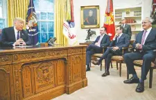  ??  ?? Donald Trump con el canciller mexicano, Luis Videgaray; el secretario de Economía, Ildefonso Guajardo, y Jesús Seade, representa­nte de AMLO.