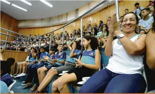  ??  ?? Com seis votos contra a proibição do uso de celular em sala de aula e dois votos a favor da proibição, a lei fictícia foi aprovada com aplausos dos alunos que lotaram as galerias