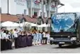  ?? Foto: dpa ?? Die Ankunft des DFB Mannschaft­sbusses gestern in Eppan während das Hotelper sonal Spalier steht.