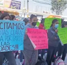  ?? /CLAUDIA HERNÁNDEZ ?? Los docentes se manifestar­on afuera de las instalacio­nes de la SEP estatal