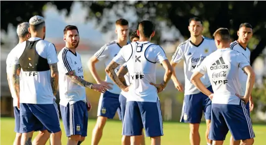  ??  ?? ENTONADOS. Messi y la selección de Argentina, durante una práctica pasada durante esta Copa América.