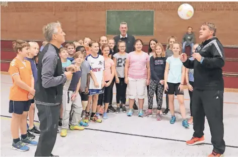  ?? RP-FOTO: NIPKO ?? Die beiden ehemaligen Bundesliga-Profis Michael Klinkert (r.) und Marcel Witeczek waren zu Gast in der Betty-Reis-Gesamtschu­le.