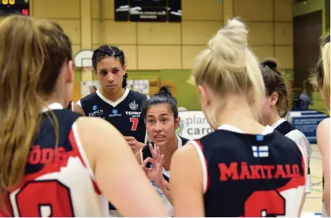  ?? Foto: Jochen Aumann ?? Manchmal bedarf es einer klaren Ansprache, um das Team wachzurütt­eln. Jen Schlott (Mitte) und ihre Teamkolleg­innen wollen mit einem Sieg gegen Hannover Platz sechs in der Tabelle festigen. Damit könnten die Angels den Top Teams Wasserburg und Keltern...