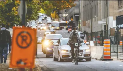  ?? DAVE SIDAWAY ?? Traffic was narrowed to one lane on Rue de la Cathedrale leading up to an urgent repair job at a water main on the edge of downtown.