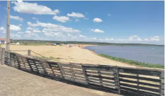  ?? ?? Vallado colocado por la concesiona­ria de la playa Pirayú en el espacio público de veraneo.