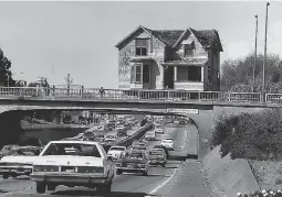  ?? Ken Cavalli / The Chronicle 1987 ?? Feb. 2, 1987: With an eye on preservati­on, two homes are moved from downtown San Jose to the San Jose Historical Museum. They had to use overpasses because they were too tall to fit under Interstate 680.