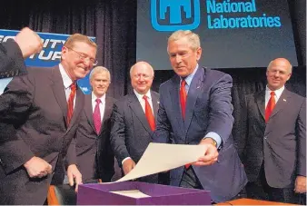  ?? JOSH STEPHENSON/JOURNAL ?? U.S. Congressma­n Steve Pearce, right, takes part in the signing of an energy bill with, from left, Sen. Pete Domenici, Sen. Jeff Bingaman, Secretary of Energy Samuel Bodman and President George W. Bush in 2005 at Sandia National Labs.