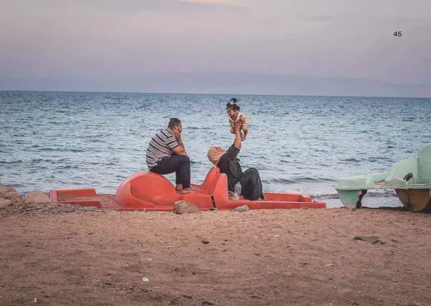  ??  ?? 2 Au loin, face à la ville de Dahab, les montagnes du Sinaï (1), au sud de l’Egypte, pas loin du chaos. Tandis qu’à seulement quelques kilomètres de là (2), les Egyptiens se retrouvent en famille sur la plage.