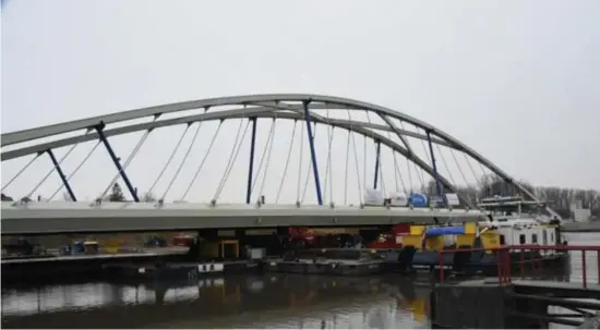  ?? Idh ?? De brug werd met behulp van een ponton op haar bestemming gebracht.