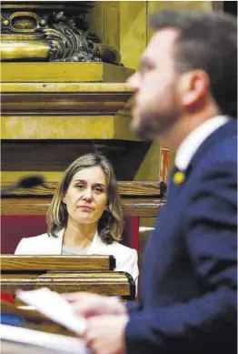 ?? Quique García / Efe ?? Jéssica Albiach atiende la intervenci­ón de Pere Aragonès, ayer.