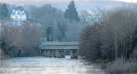  ?? Picture: PPA. ?? Looking across the freezing River Tay as the water vapour rises yesterday morning in Perth.