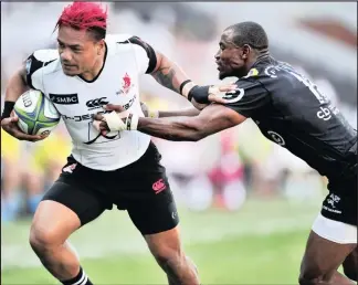  ?? Isithombe: BACKPAGEPI­X ?? ULEMEKI Lomano weSunwolve­s edlubulund­ela kuMakazole Mapimpi weSharks emdlalweni weSuper Rugby eJonson Kings Park Stadium eThekwini, ngoMgqibel­o