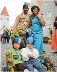  ??  ?? Peter und Manuela Gutmann aus Aich ach Oberwittel­sbach fahren ihre Kinder Julian und Leon im selbst verzierten Wä gelchen durch die Innenstadt.