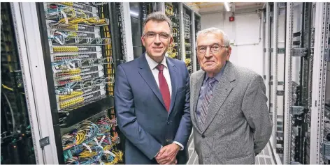  ?? RP-FOTO: HANS-JÜRGEN BAUER ?? Peter Röper (l.) und sein Vater Gerd stehen im Herzen der Messe-IT.