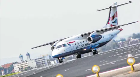  ?? FOTO: BODENSEE-AIRPORT ?? Unsanfte Landung: Rund ein Jahr, nachdem die erste Maschine der Sun-Air in Friedrichs­hafen Richtung Hamburg abgehoben hat, wird die Verbindung wieder eingestell­t.