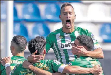  ??  ?? Canales, celebrando un gol del Betis esta temporada junto a sus compañeros.