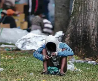  ?? Zanone Fraissat/Folhapress ?? Usuário de drogas fuma crack na praça Princesa Isabel na manhã desta terça (30)