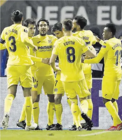  ?? EFE ?? Los jugadores del Villarreal celebran el tanto marcado por Gerard Moreno en Zagreb contra el Dinamo, el jueves.
