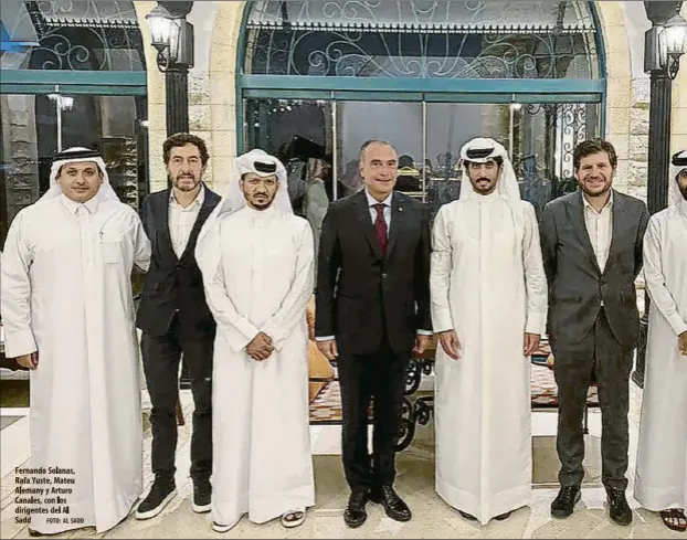  ?? FOTO: AL SADD ?? Fernando Solanas, Rafa Yuste, Mateu Alemany y Arturo Canales, con los dirigentes del Al Sadd