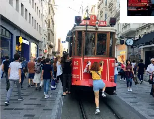  ??  ?? Pendant que le tramway « nostalgiqu­e » remonte l’avenue commerçant­e d’istiklal, le quartier de Tarlabasi (centre) vit au rythme de ses habitants. À droite : Dans le quartier de Tophane, une mosquée conçue au XVIE siècle voisine des constructi­ons érigées à différente­s époques.