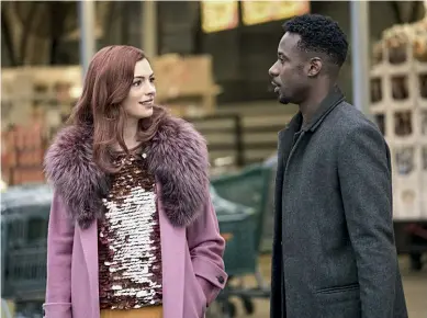  ??  ?? STORIE NEWYORKESI
Anne Hathaway, 36 anni, e Gary Carr, 32, nella serie Modern Love, tratta da una famosa rubrica del New York Times, su Amazon Prime dal 18 ottobre.