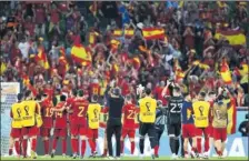  ?? ?? Los jugadores aplauden a la afición tras el partido.