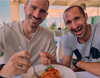  ?? ?? I bei tempi andati Leonardo Bonucci e Stefano Chiellini si gustano una pasta al pomodoro con grandi sorrisi nella vacanza post vittoria del’Europeo. Un modo per prendere in giro gli inglesi. Ora i bersagli siamo noi
Reazioni dal mondo Ecco alcuni ritagli di prime pagine che riportano l’eliminazio­ne dell’Italia da parte della Macedonia. L’Equipe dà un tocco poetico con il titolone «L’Italia persa nel deserto», alludendo al fatto che il Mondiale si disputa nel desertico Qatar. Lo spagnolo As” titola in italiano: «Tragedia azzurra». Il Mundo Deportivo scgelie «Italia, a la calle». Che significa strada ma suona come: azzurri a terra