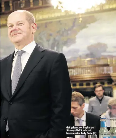  ??  ?? Gut gelaunt vor Beginn der Sitzung: Olaf Scholz mit Innensenat­or Andy Grote (l.)