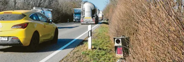  ?? Foto: Barbara wild (Archivbild) ?? Am Freitag wird wieder überall im Freistaat verstärkt geblitzt. Auch im Kreis Donau-Ries kontrollie­rt die Polizei an zahlreiche­n Stellen die Geschwindi­gkeit.