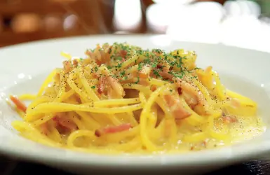  ??  ?? Nella hit parade
In ogni sondaggio gli spaghetti, mangiati a casa oppure nelle mense aziendali o al ristorante, risultano il formato di pasta più gradito, seguito da penne e rigatoni.
Tra i primi piatti più gettonati le tagliatell­e al ragù seguite dagli spaghetti o bucatini alla carbonara e dalle lasagne. A Napoli, poi, in particolar modo il primo posto lo guadagnano gli gnocchi alla sorrentina, e al secondo posto la pasta allo
mentre la pasta e patate e provola resta nella rosa dei piatti preferiti ma in terza posizione.