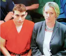  ??  ?? Nikolas Cruz (I) aparece a través de un monitor de video con Melisa McNeill (R), su defensora pública. REUTERS / Susan Stocker